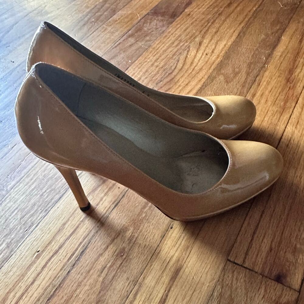 Classic Designer Stuart Weitzman Honey Yellow Patent Leather Pumps Size 6N